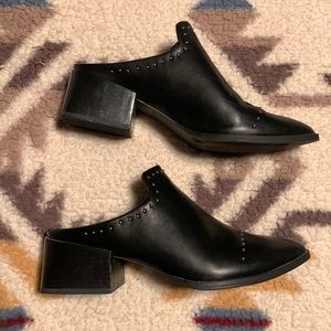 Universal Threads Flat with Heel